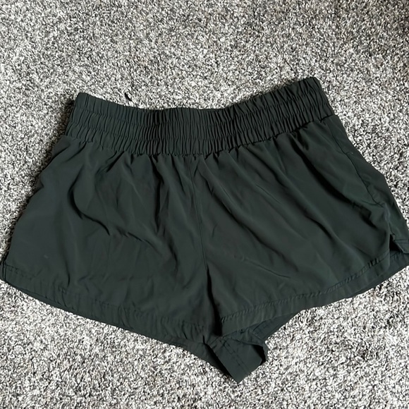 Medium green varley shorts - Picture 1 of 6
